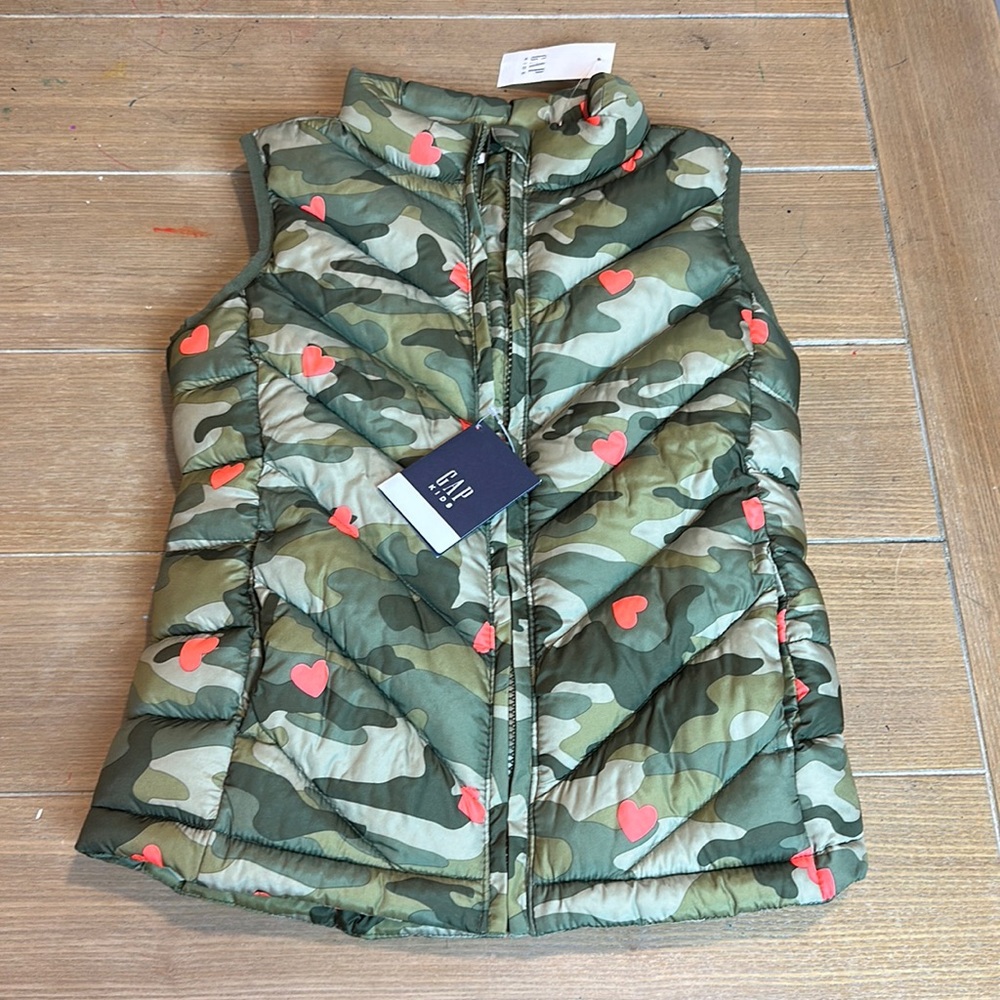 Gap kids Camo vest with hearts Sz M